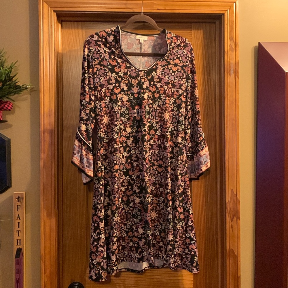 Max Studio Floral Dress, 3/4 length sleeves in contrasting colors & ruffly flair